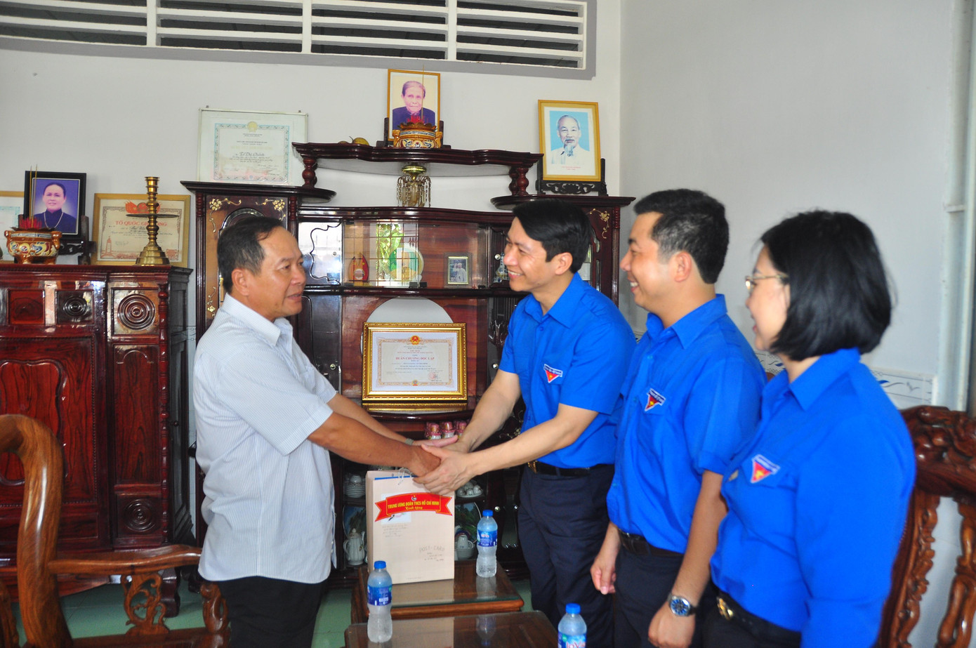 Đoàn công tác của Trung ương Đoàn đến thăm gia đình ông Bùi Công Cảnh, con Mẹ Việt Nam Anh hùng, nguyên Chỉ huy trưởng Bộ chỉ huy Quân sự TP Trà Vinh; ông Bùi Văn Lực, con liệt sĩ, Nguyên Bí thư Đảng ủy xã Long Đức - Phó Ban dân vận - Phó Chủ tịch MTTQ Thành phố Trà Vinh và ông Kiên Nhu, thương binh, Du kích ấp, còn vợ là Trưởng ban công tác mặt trận ấp Sa Bình, xã Long Đức.