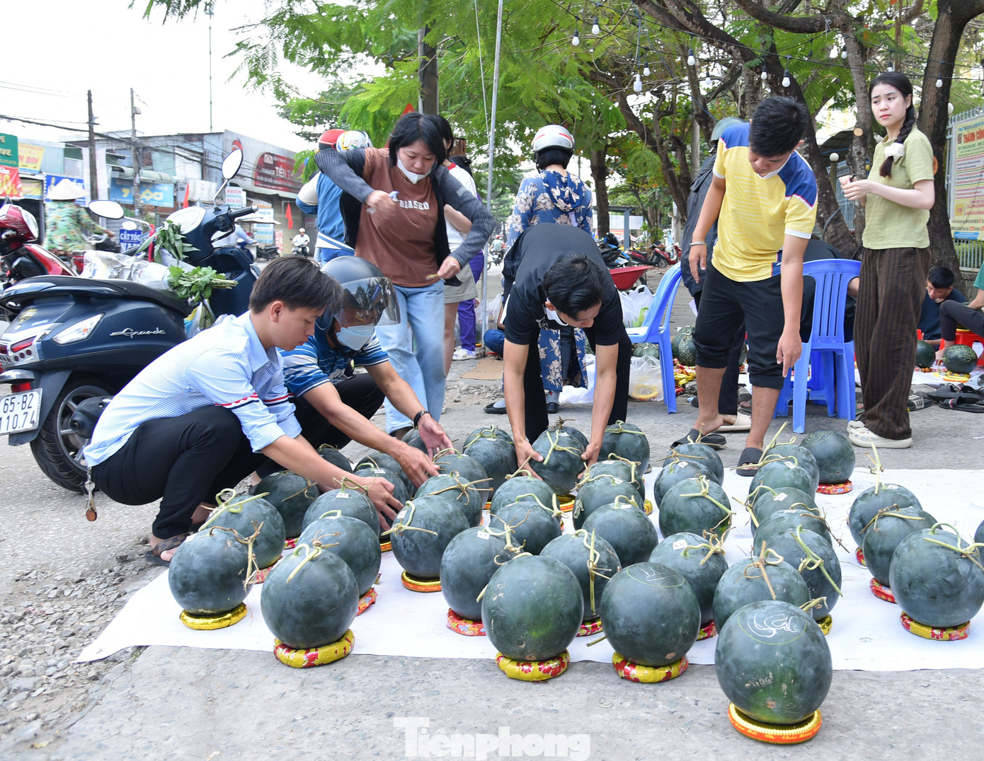Khách mua dưa hấu sau đó khắc chữ thư pháp Tài - Lộc hoặc khắc chữ theo yêu cầu của khách. Ảnh: Hòa Hội Khách mua dưa hấu sau đó khắc chữ thư pháp Tài - Lộc hoặc khắc chữ theo yêu cầu của khách. Ảnh: Hòa Hội