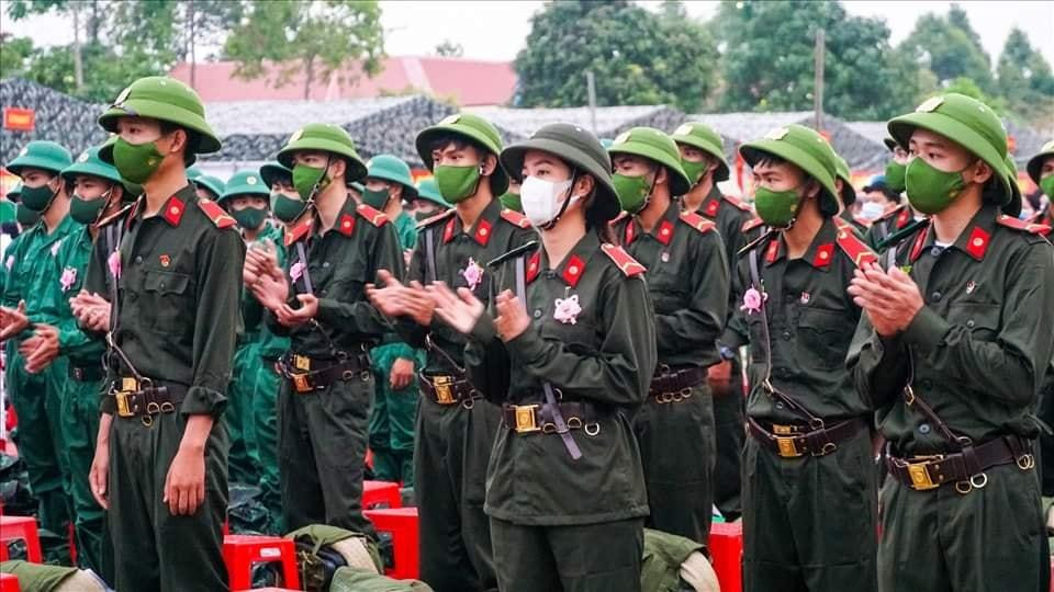 Ngọc Hân (đeo khẩu trang trắng) cùng các tân binh chuẩn bị lên đường nhập ngũ. - Ảnh: Tạ Quang