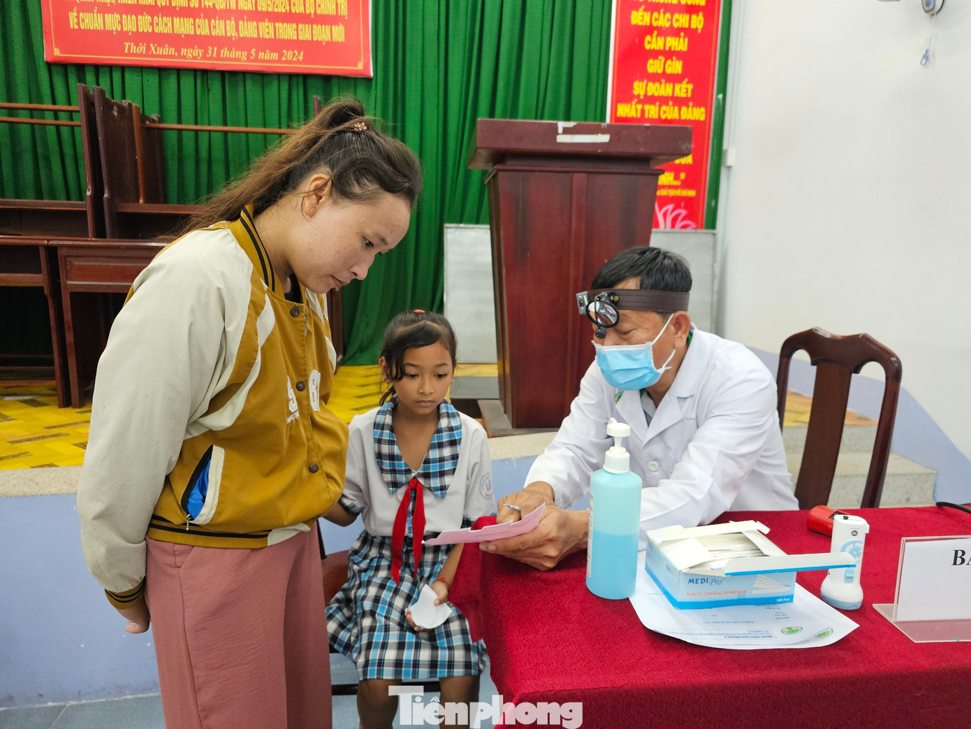 Bác sĩ tư vấn cho mẹ con học sinh. Ảnh: Hòa Hội