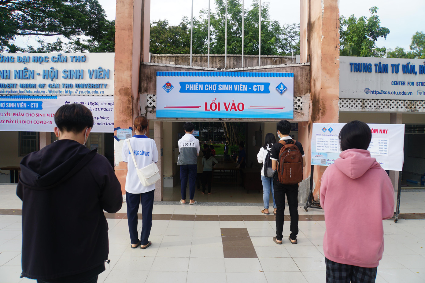 Sinh viên xếp hàng, giãn cách tối thiểu 2m vào 'chợ sinh viên'. - Ảnh: Hòa Hội Sinh viên xếp hàng, giãn cách tối thiểu 2m vào 'chợ sinh viên'. - Ảnh: Hòa Hội