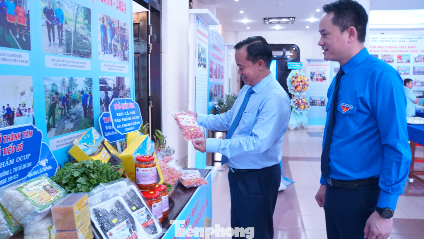 Ông Huỳnh Quốc Việt - Phó Bí thư Thường trực Tỉnh ủy Bạc Liêu và anh Nguyễn Kim Quy, Phó Chủ tịch Thường trực Trung ương Hội LHTN Việt Nam tham quan sản phẩm khởi nghiệp. Ảnh: Hòa Hội Ông Huỳnh Quốc Việt - Phó Bí thư Thường trực Tỉnh ủy Bạc Liêu và anh Nguyễn Kim Quy, Phó Chủ tịch Thường trực Trung ương Hội LHTN Việt Nam tham quan sản phẩm khởi nghiệp. Ảnh: Hòa Hội