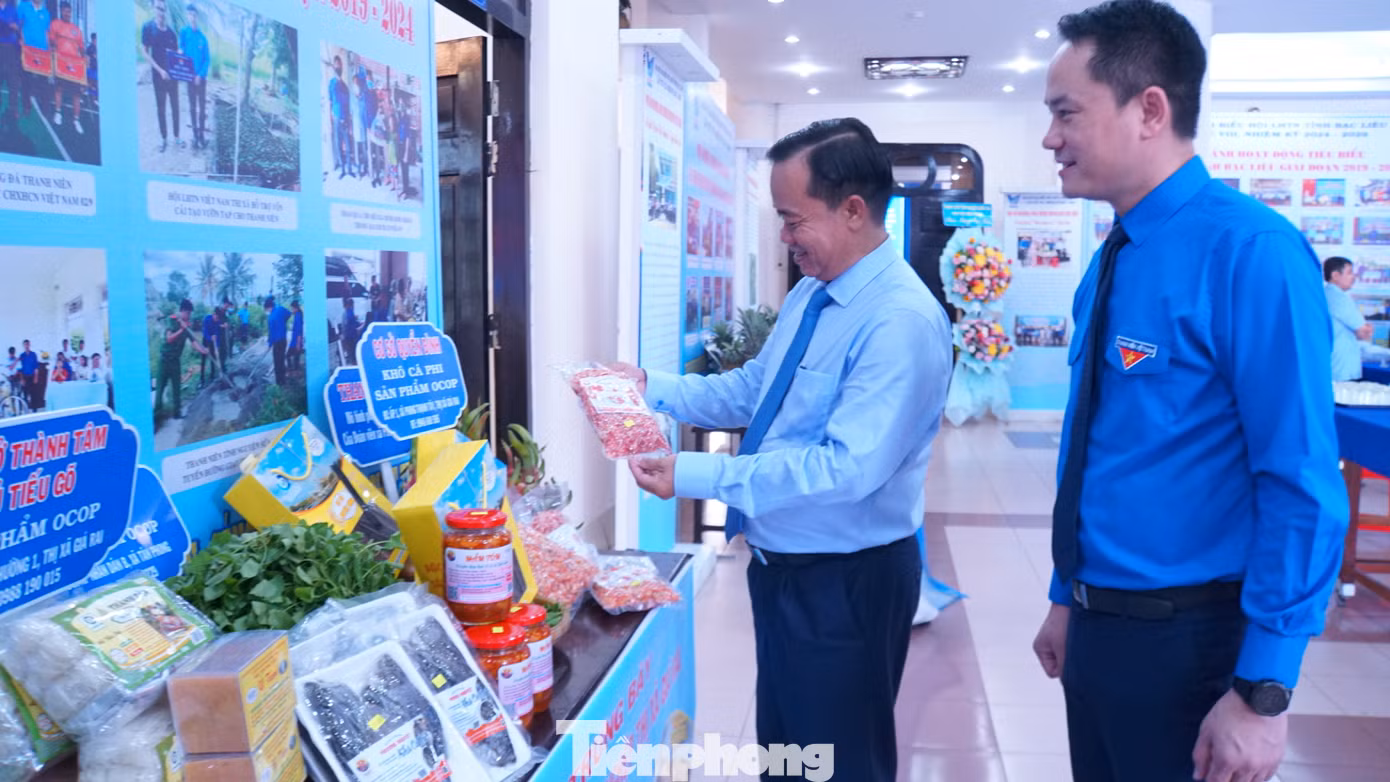 Ông Huỳnh Quốc Việt - Phó Bí thư Thường trực Tỉnh ủy Bạc Liêu và anh Nguyễn Kim Quy, Phó Chủ tịch Thường trực Trung ương Hội LHTN Việt Nam tham quan sản phẩm khởi nghiệp. Ảnh: Hòa Hội