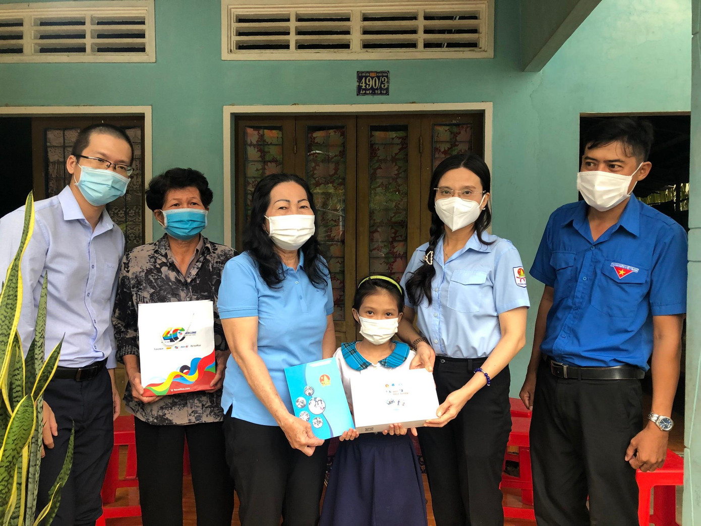 Chị Nguyễn Phạm Duy Trang, Ủy viên thường vụ, Trưởng Ban Công tác Thiếu nhi Trung ương Đoàn - Phó Chủ tịch Thường trực Hội Đồng Đội Trung ương (thứ 2 từ phải sang) tặng quà cho thiếu nhi tỉnh Tiền Giang. - Ảnh: HĐĐ T.Ư