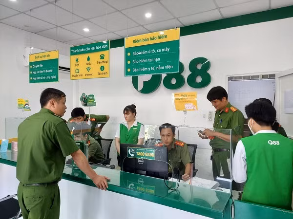 Lực lượng Công an kiểm tra cơ sở kinh doanh công ty tài chính F88. Ảnh: CA ĐT