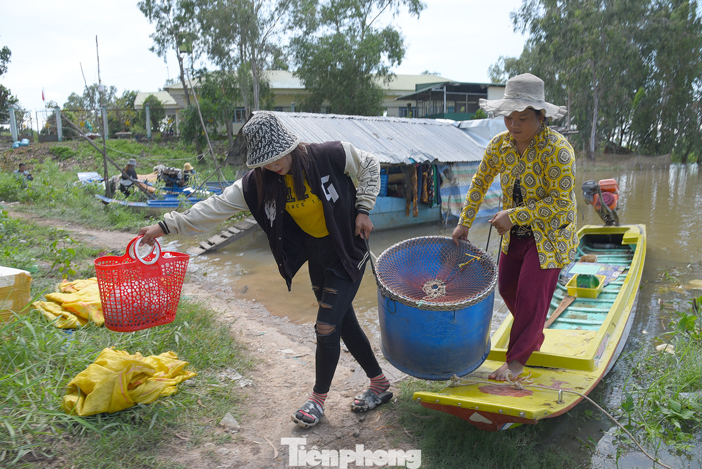Người dân chở cá từ Campuchia về bán tại khu vực phường Núi Sam, TP Châu Đốc. Ảnh: Hòa Hội.