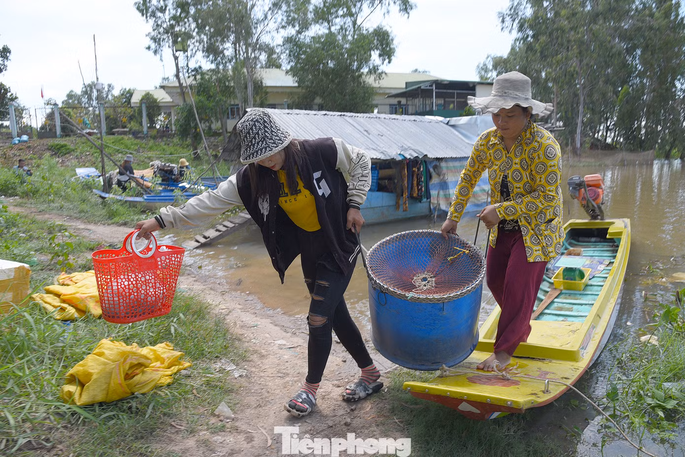 Người dân chở cá từ Campuchia về bán tại khu vực phường Núi Sam, TP Châu Đốc. Ảnh: Hòa Hội.