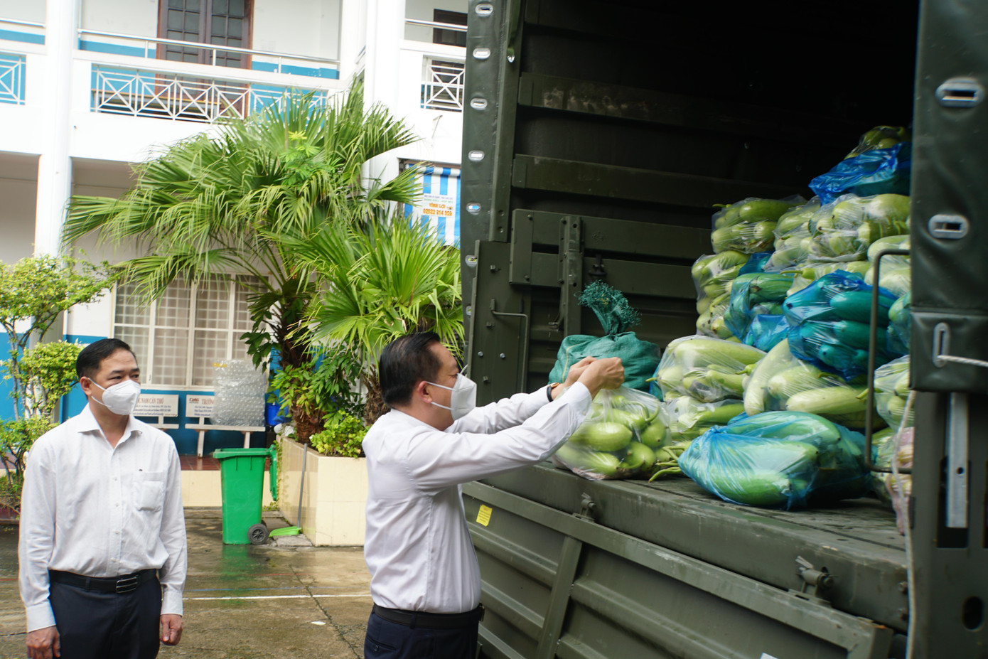 Ông Dương Tấn Hiển, Phó chủ tịch UBND TP cần Thơ kiểm tra hàng hóa gửi tặng TPHCM, Bình Dương. - Ảnh: Hòa Hội