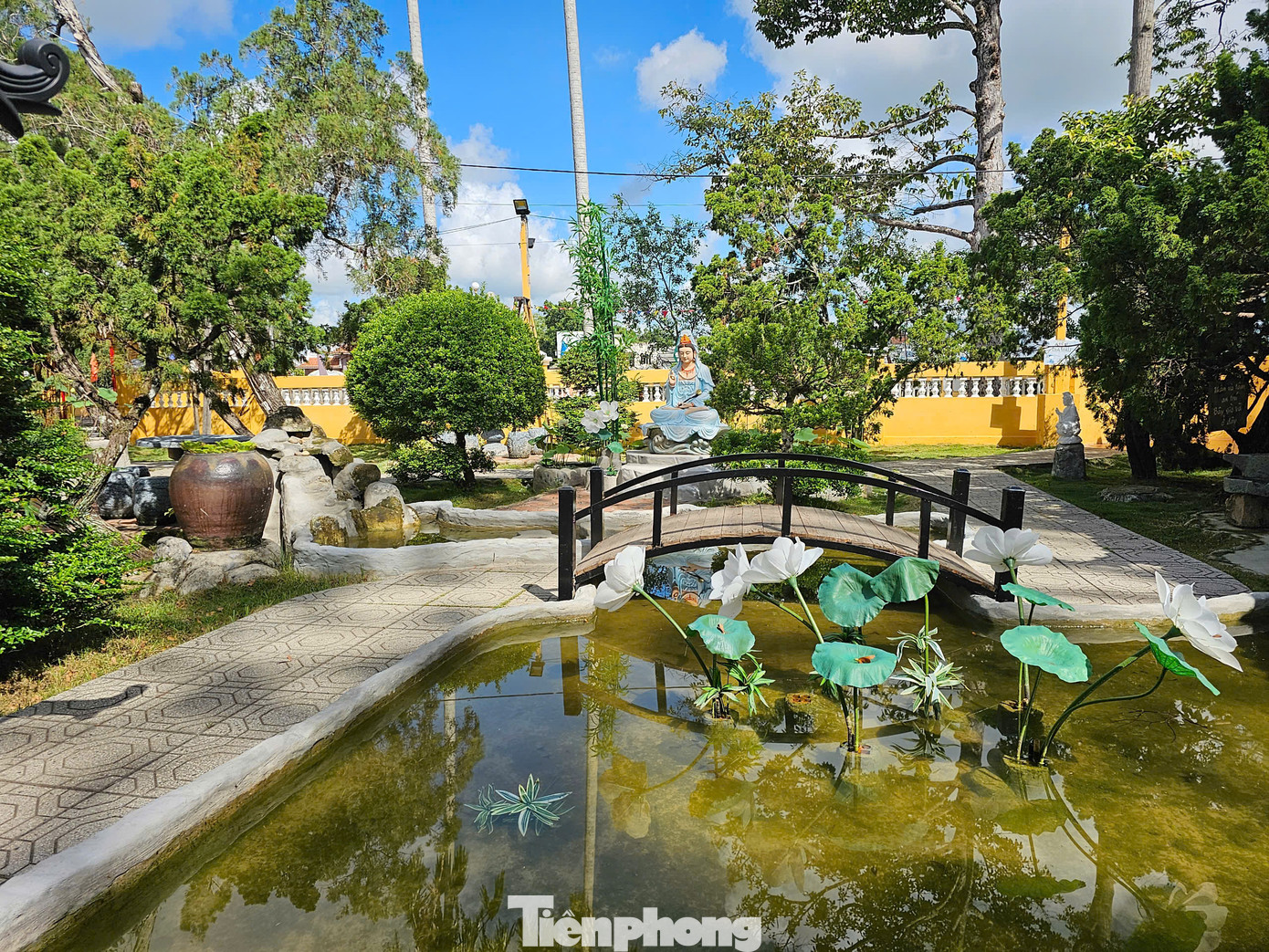 Chùa Nam Nhã có lối kiến trúc cổ kính, trang nhã, với khu vườn lớn trải dài ra sông Bình Thủy.