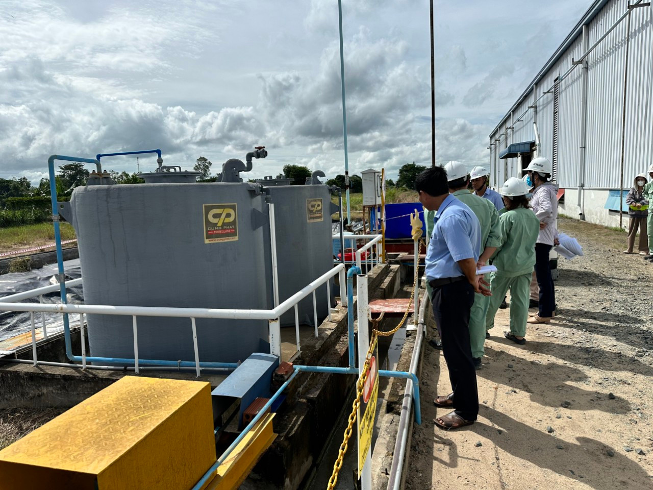 Hiện trường sự cố tràn axit sunfuric ra bên ngoài. Hiện trường sự cố tràn axit sunfuric ra bên ngoài.