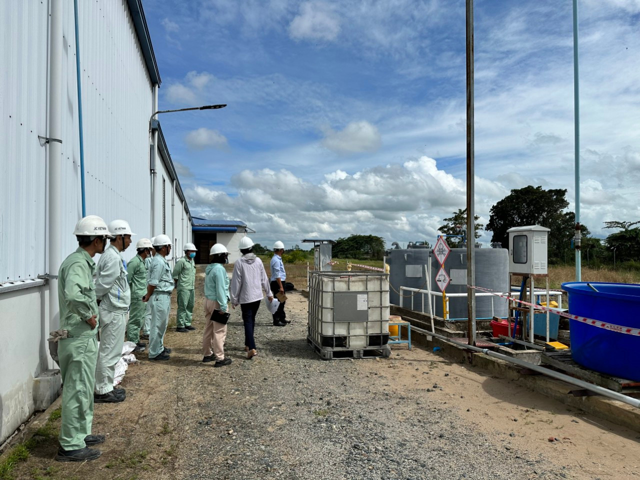 Hiện trường sự cố tràn axit sunfuric tại công ty JIC Việt Nam, huyện Phú Tân, tỉnh An Giang. Hiện trường sự cố tràn axit sunfuric tại công ty JIC Việt Nam, huyện Phú Tân, tỉnh An Giang.