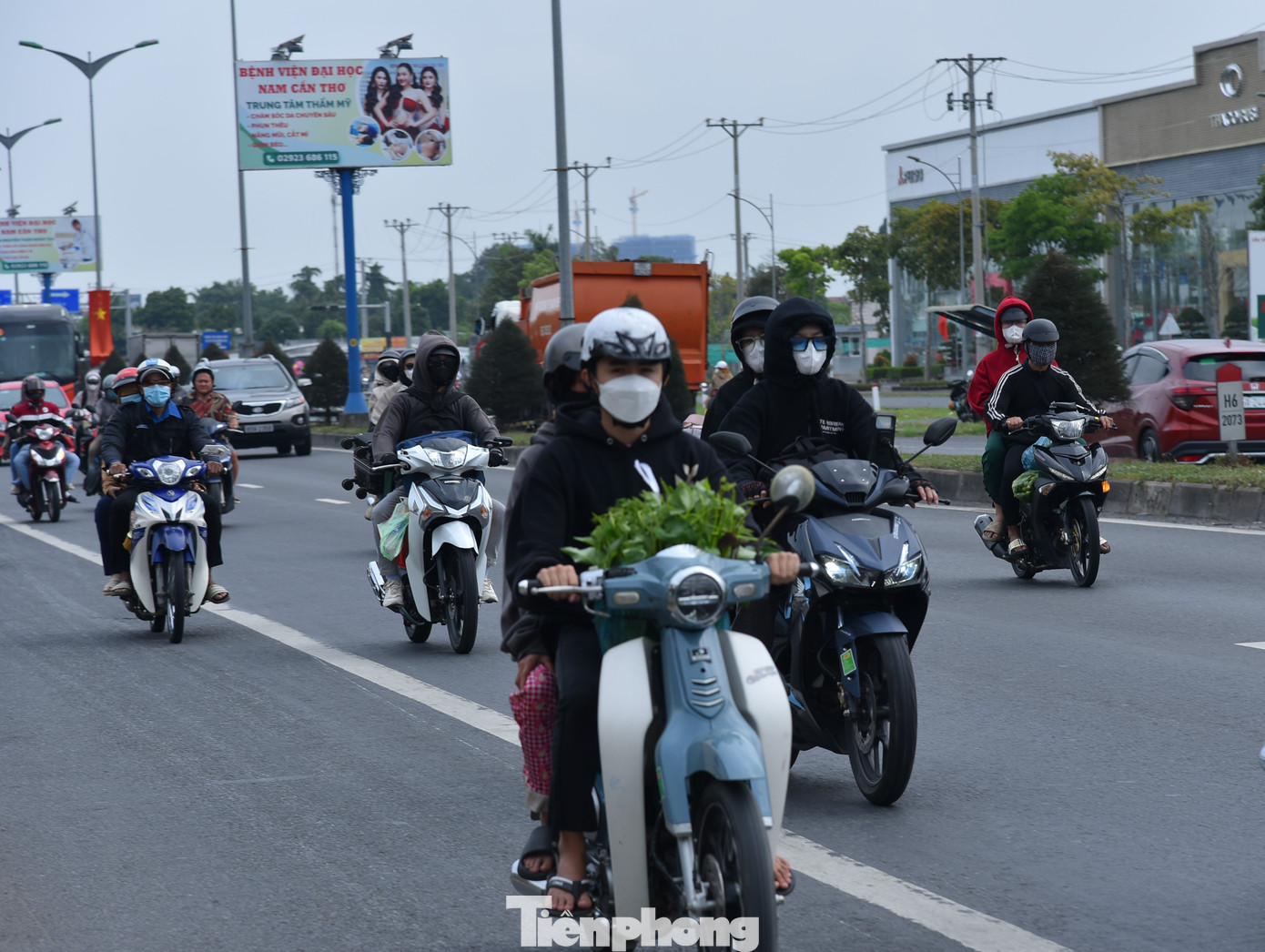 Trưa 26/1, ghi nhận của PV Tiền Phong, trên quốc lộ 1A, đoạn địa bàn TP. Cần Thơ, dòng người từ TPHCM chạy bằng xe gắn máy về hướng miền Tây, các tỉnh Hậu Giang, Sóc Trăng, Bạc Liêu, Cà Mau… nối tiếp nhau. Ảnh: Hòa Hội