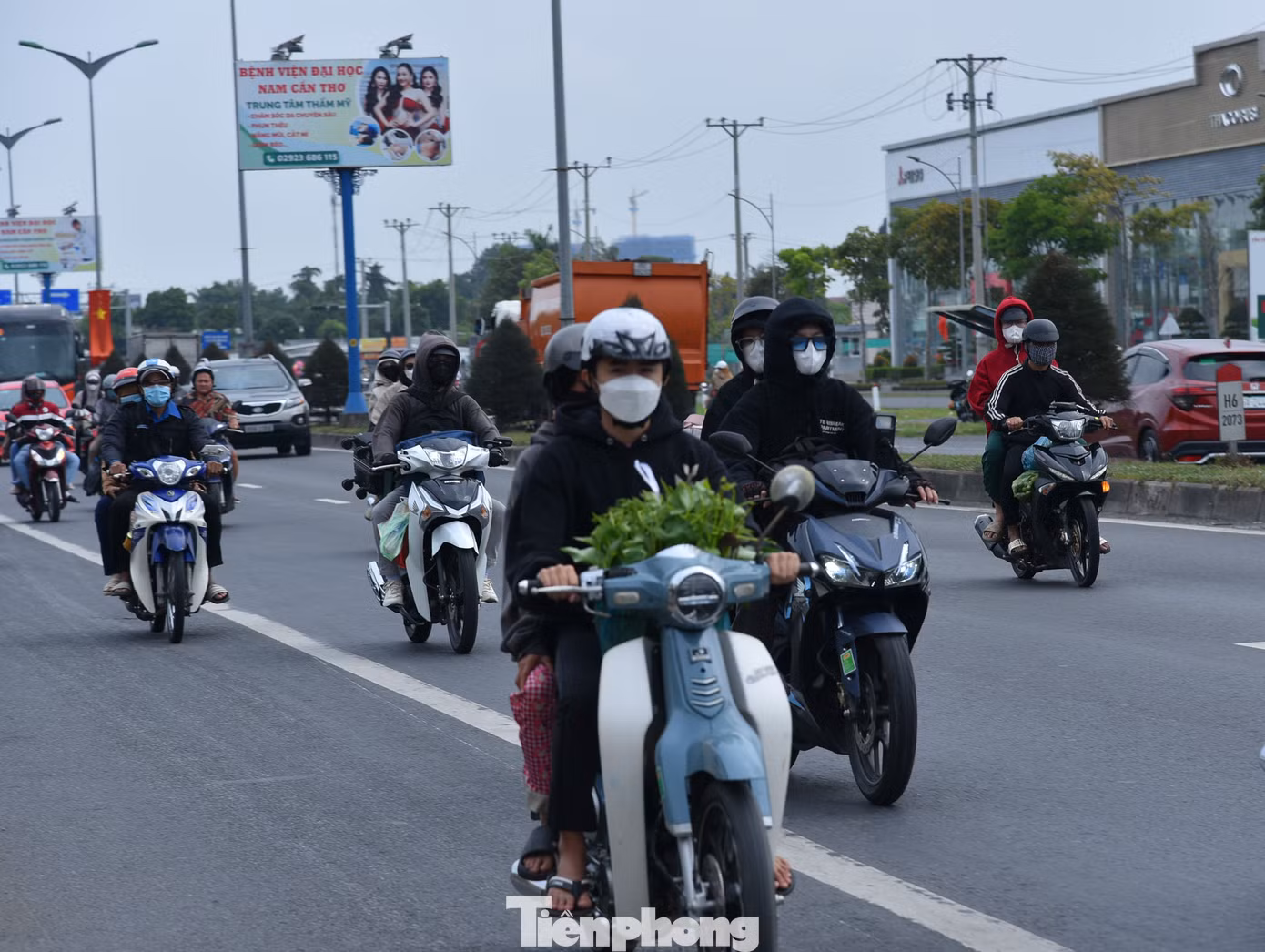 Trưa 26/1, ghi nhận của PV Tiền Phong, trên quốc lộ 1A, đoạn địa bàn TP. Cần Thơ, dòng người từ TPHCM chạy bằng xe gắn máy về hướng miền Tây, các tỉnh Hậu Giang, Sóc Trăng, Bạc Liêu, Cà Mau… nối tiếp nhau. Ảnh: Hòa Hội