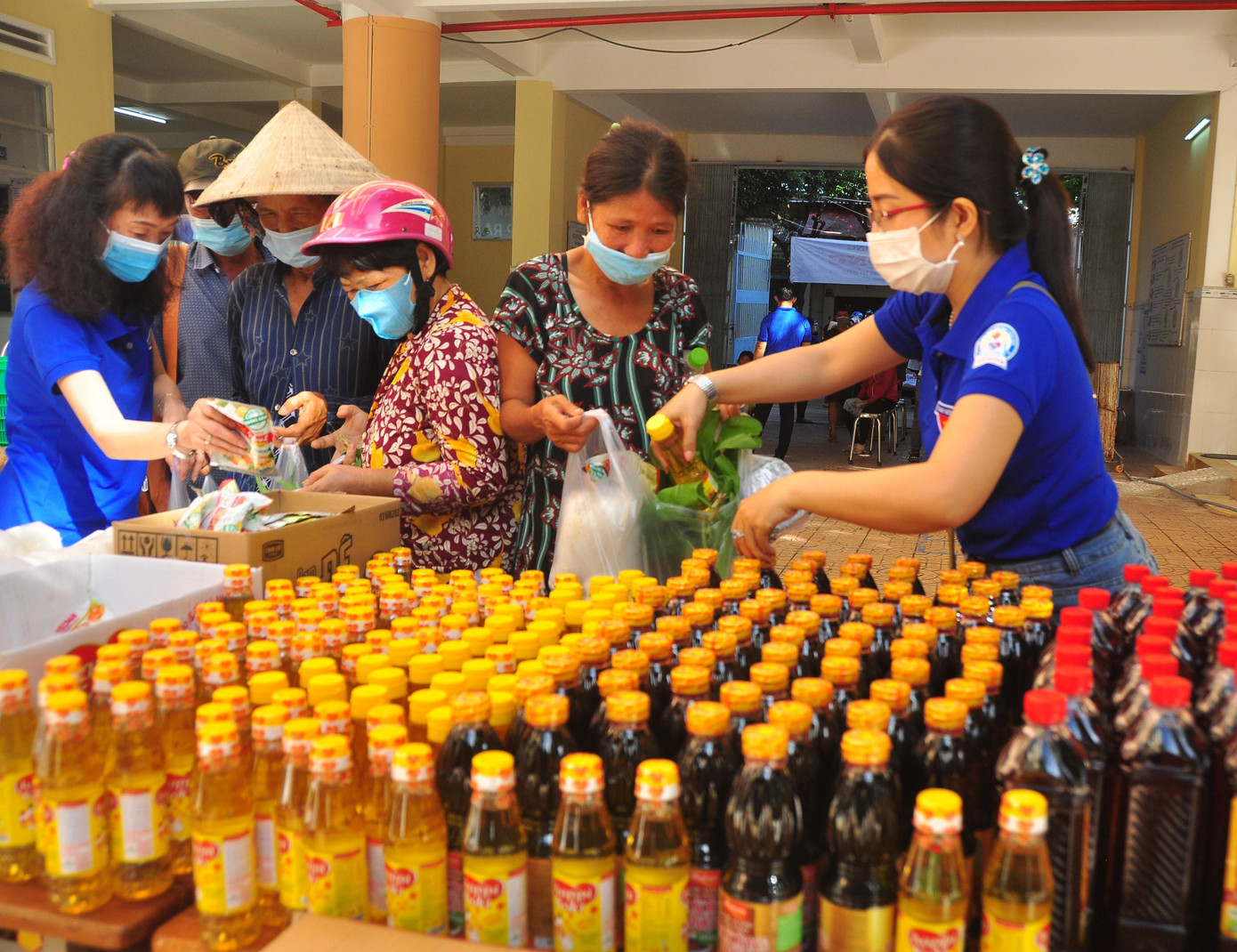 Cô Mạch Lệ Xuân, Hiệu trưởng Trường Tiểu học Ngô Quyền, quận Ninh Kiều chia sẻ: “Hiện nay bà con lao động gặp rất nhiều khó khăn, đặc biệt là các bà con phải nghỉ việc tại các cơ sở kinh doanh, tại trường cũng có rất nhiều phụ huynh khó khăn. Từ đó, trường đã bàn bạc với nhau để tổ chức phiên “Chợ 0 đồng” chia sẻ yêu thương nhằm chia sẻ với bà con phần nào những khó khăn mà bà con đang gặp phải. Những phần quà của chúng tôi không lớn, nhưng hy vọng sẽ chia sẻ được với bà con trong việc trang trải các chi phí khác trong cuộc sống hàng ngày”. - Ảnh: Hòa Hội