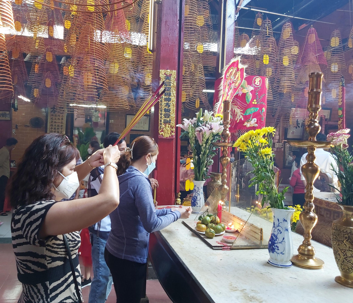 Hiện nay tình hình dịch cơ bản đã được kiểm soát, tuy nhiên người dân vẫn ý thức thực hiện 5K, đồng thời, nhà chùa còn bố trí xịt khuẩn cho khách ngay lối vào.