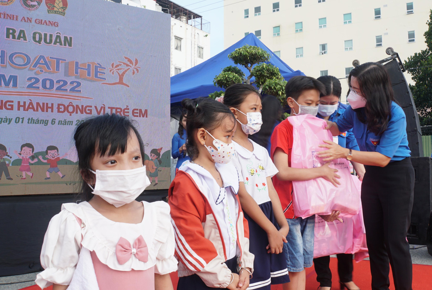 Chị Quang Lê Hồng Chuyên, Phó Bí thư Tỉnh Đoàn An Giang tặng quà cho thiếu nhi. - Ảnh: Hòa Hội