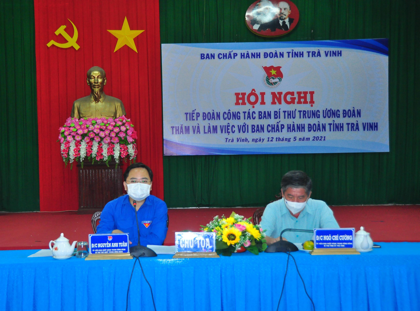 Anh Nguyễn Anh Tuấn, Bí thư thứ nhất Trung ương Đoàn (áo xanh) cùng Bí thư Tỉnh ủy Trà Vinh Ngô Chí Cường. - Ảnh: Hòa Hội Anh Nguyễn Anh Tuấn, Bí thư thứ nhất Trung ương Đoàn (áo xanh) cùng Bí thư Tỉnh ủy Trà Vinh Ngô Chí Cường. - Ảnh: Hòa Hội