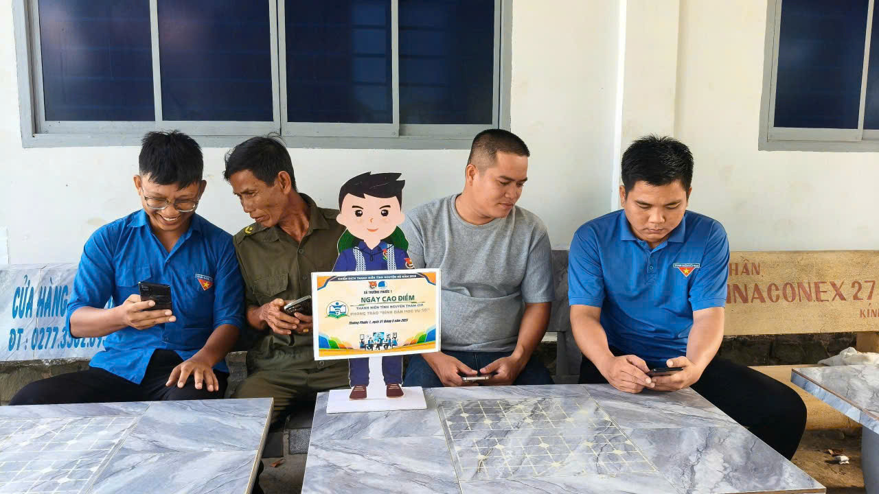 Đến tận nhà dân hỗ trợ bà con công nghệ số.