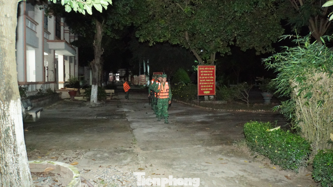 Chiến sĩ Đồn Biên phòng Vĩnh Nguơn, TP. Châu Đốc, An Giang đi tuần tra đêm. Ảnh: Hòa Hội