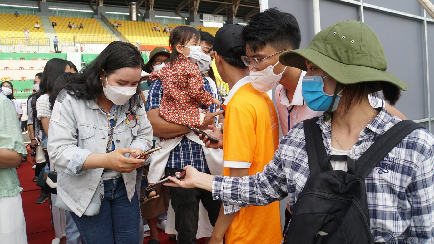 Người dân làm thủ tục vào tham quan, trải nghiệm khinh khí cầu. Ảnh: An Bình.