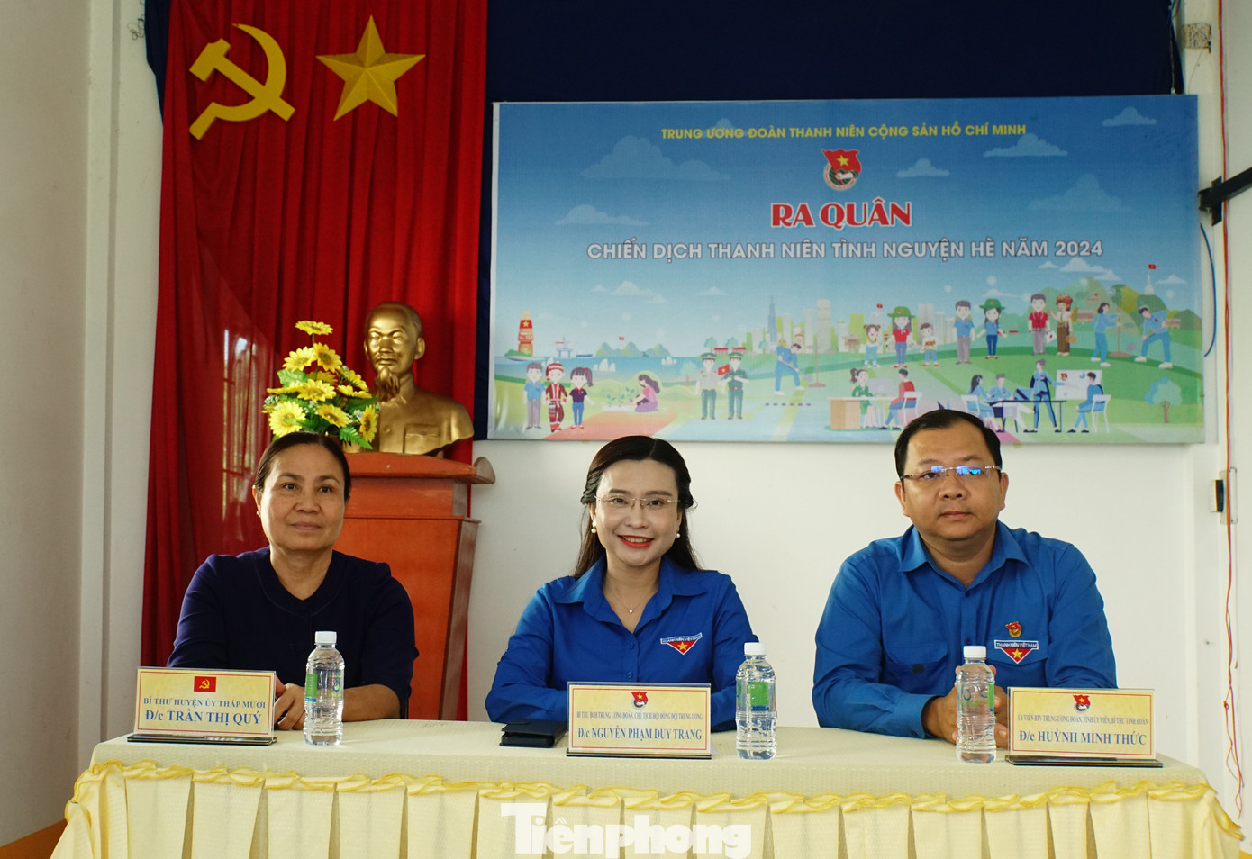 Chị Nguyễn Phạm Duy Trang, Bí thư Trung ương Đoàn - Chủ tịch Hội đồng Đội Trung ương (giữa) cùng anh Huỳnh Minh Thức - Bí thư Tỉnh đoàn Đồng Tháp và bà Trần Thị Quý - Bí thư Huyện ủy, Chủ tịch HĐND huyện Tháp Mười. Ảnh: Hòa Hội Chị Nguyễn Phạm Duy Trang, Bí thư Trung ương Đoàn - Chủ tịch Hội đồng Đội Trung ương (giữa) cùng anh Huỳnh Minh Thức - Bí thư Tỉnh đoàn Đồng Tháp và bà Trần Thị Quý - Bí thư Huyện ủy, Chủ tịch HĐND huyện Tháp Mười. Ảnh: Hòa Hội