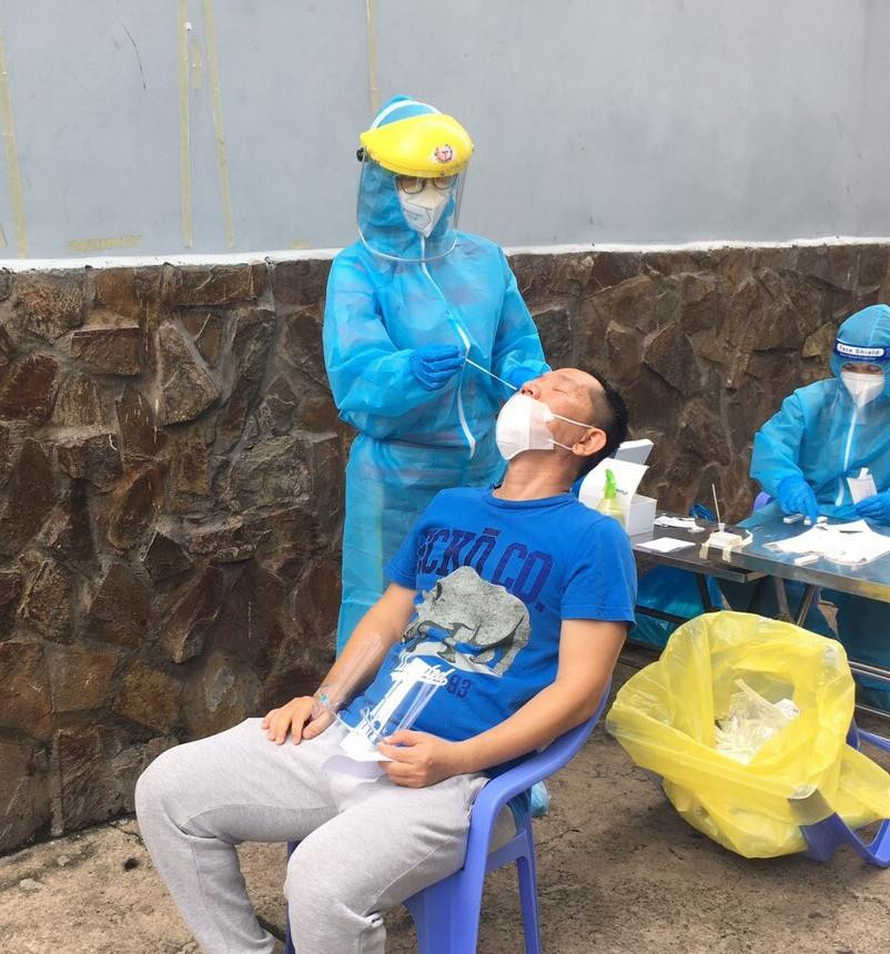 Lê Thị Diễm My lấy mẫu xét nghiệm cho người dân TPHCM.- Ảnh: NVCC Lê Thị Diễm My lấy mẫu xét nghiệm cho người dân TPHCM.- Ảnh: NVCC