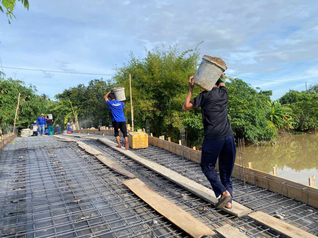 Sinh viên tình nguyện trường đại học Đồng Tháp cùng người dân làm cầu nông thôn.