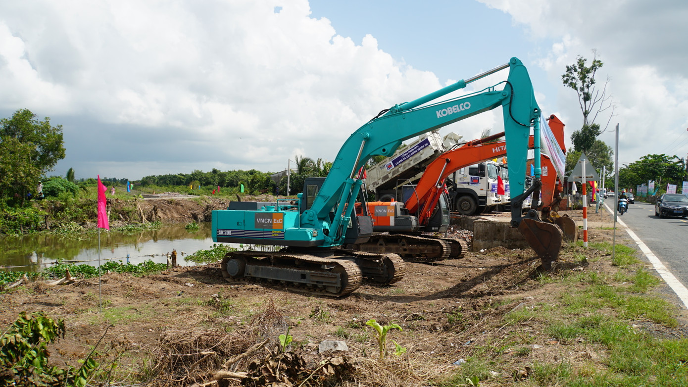 Máy móc tập kết tại công trình cao tốc Cao Lãnh - An Hữu. Ảnh: Hòa Hội Máy móc tập kết tại công trình cao tốc Cao Lãnh - An Hữu. Ảnh: Hòa Hội