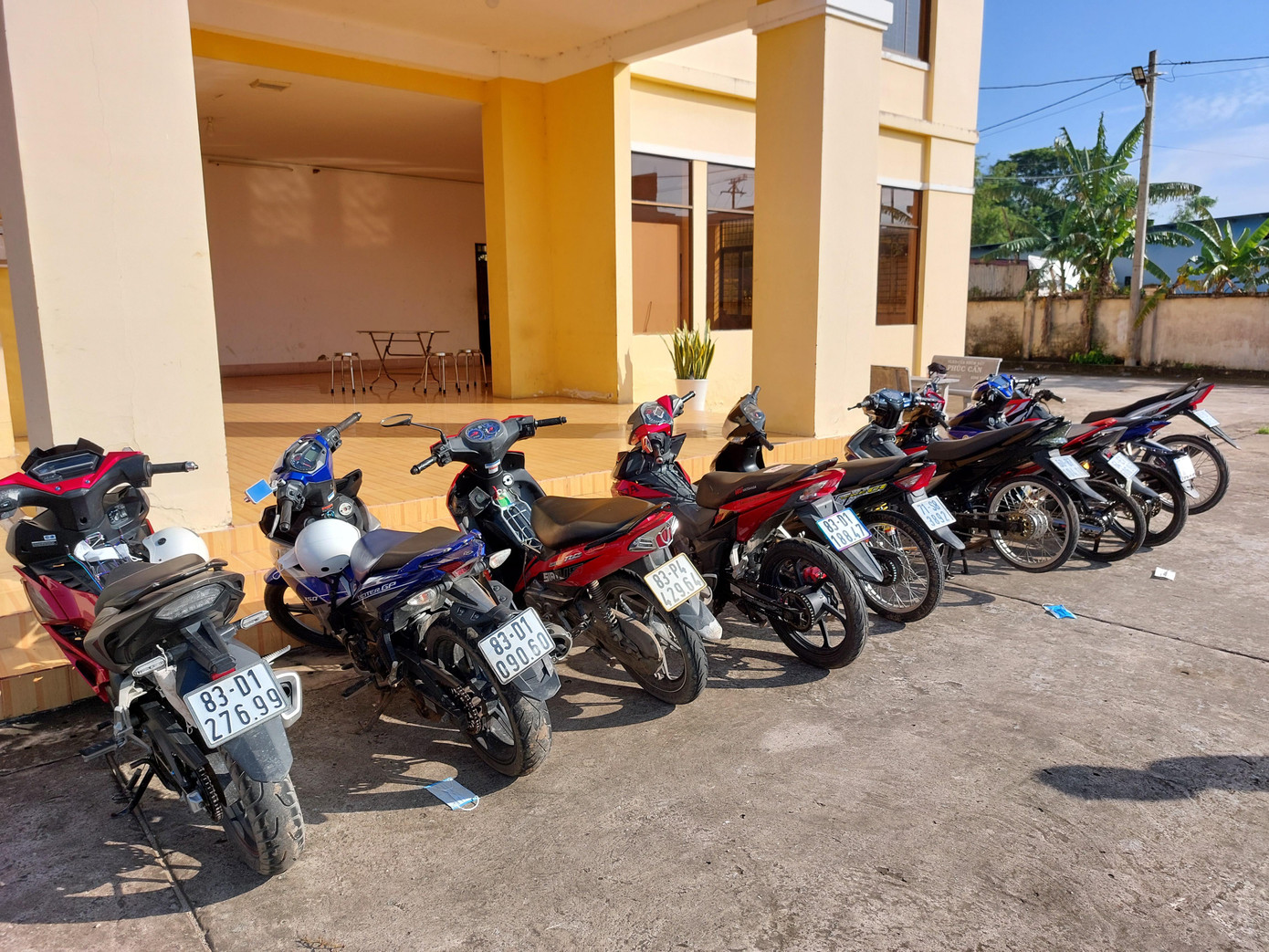 Công an đã tạm giữ 9 xe máy của nhóm 'đi bão'.