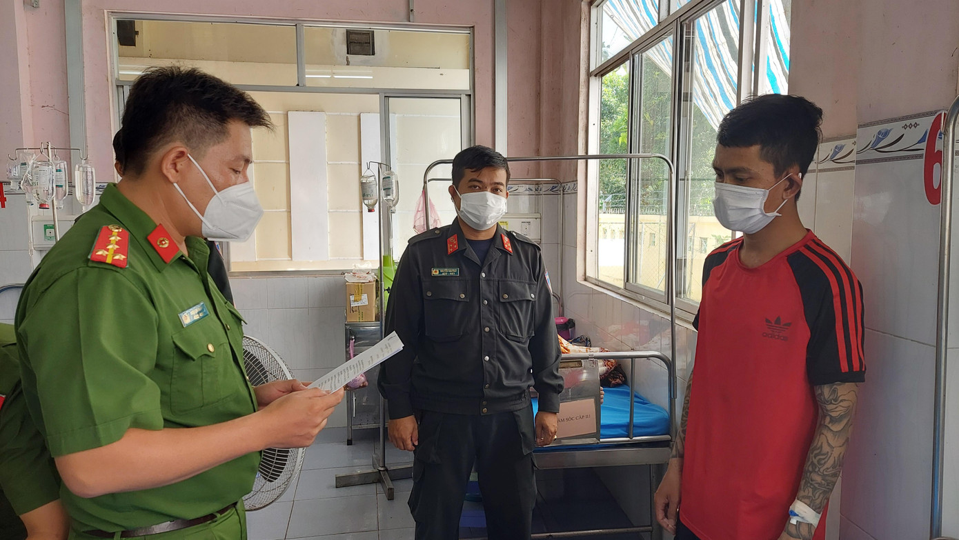 CQĐT tống đạt các quyết định tố tụng đối với Phạm Hồng Qui. Ảnh: Công an cung cấp