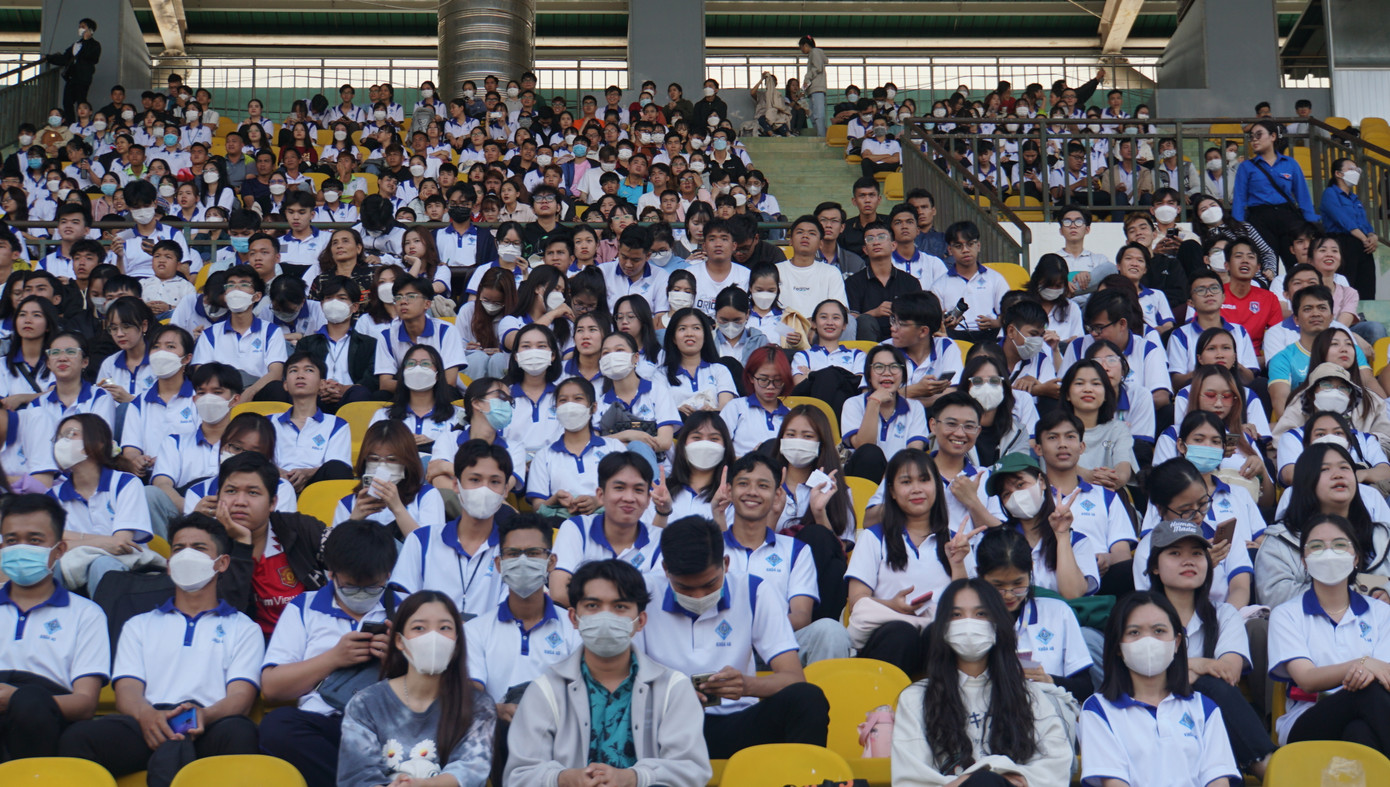 Hàng trăm sinh viên đến cổ vũ. Ảnh: Hòa Bình