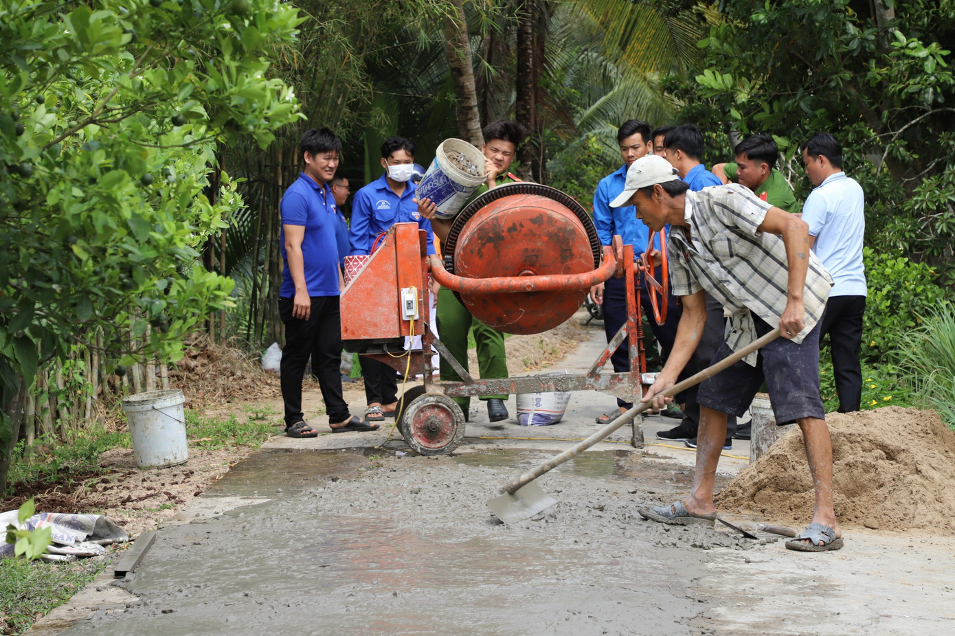 ĐVTN hỗ trợ sửa chữa đường nông thôn tại xã nông thôn mới Mỹ Khánh.