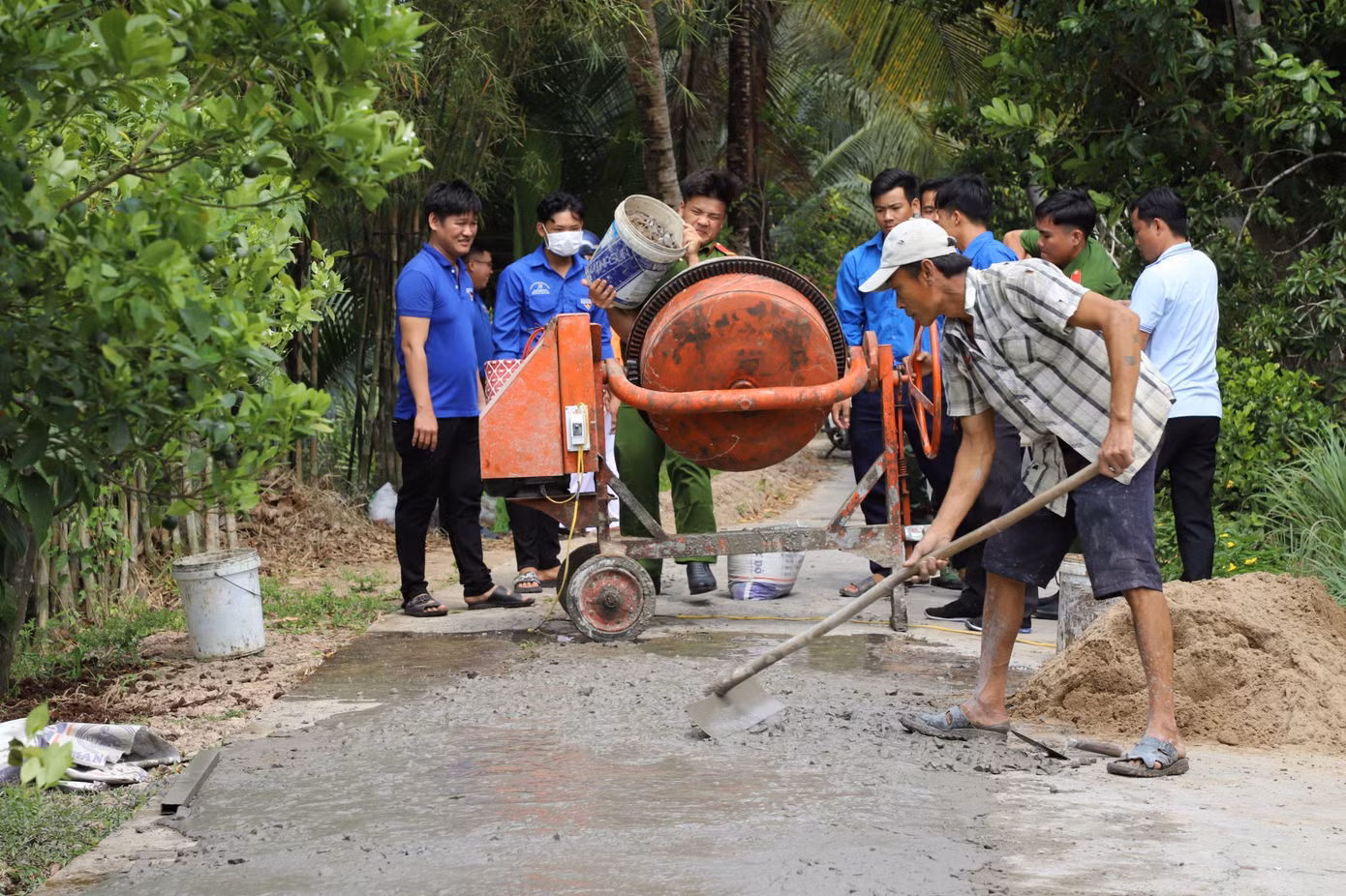 ĐVTN hỗ trợ sửa chữa đường nông thôn tại xã nông thôn mới Mỹ Khánh. ĐVTN hỗ trợ sửa chữa đường nông thôn tại xã nông thôn mới Mỹ Khánh.