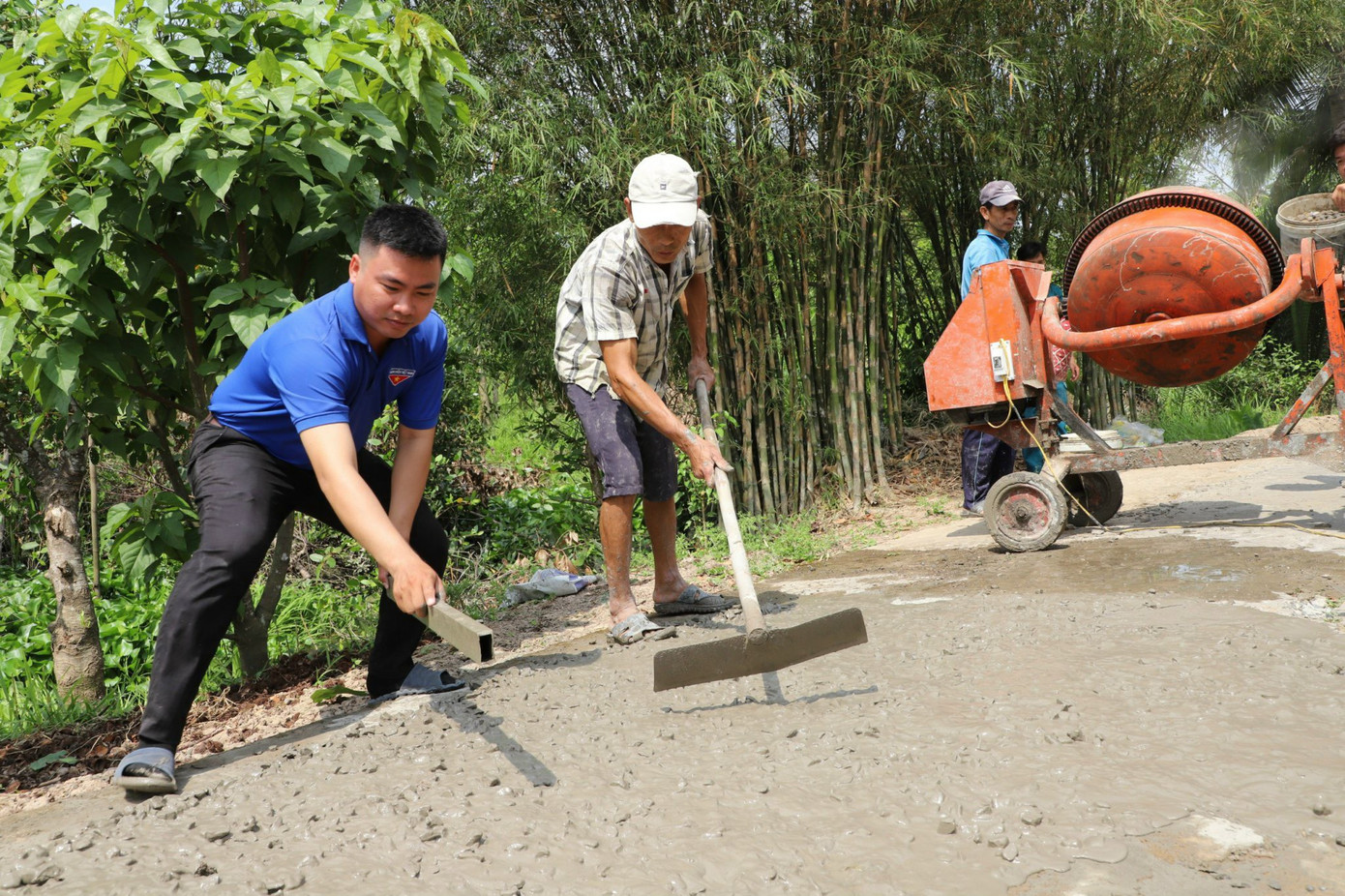Đoàn viên thanh niên, người dân sửa chữa đường nông thôn tại xã nông thôn mới Mỹ Khánh. Ảnh: TĐ CT