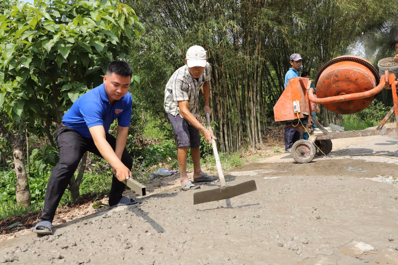 Đoàn viên thanh niên, người dân sửa chữa đường nông thôn tại xã nông thôn mới Mỹ Khánh. Ảnh: TĐ CT Đoàn viên thanh niên, người dân sửa chữa đường nông thôn tại xã nông thôn mới Mỹ Khánh. Ảnh: TĐ CT