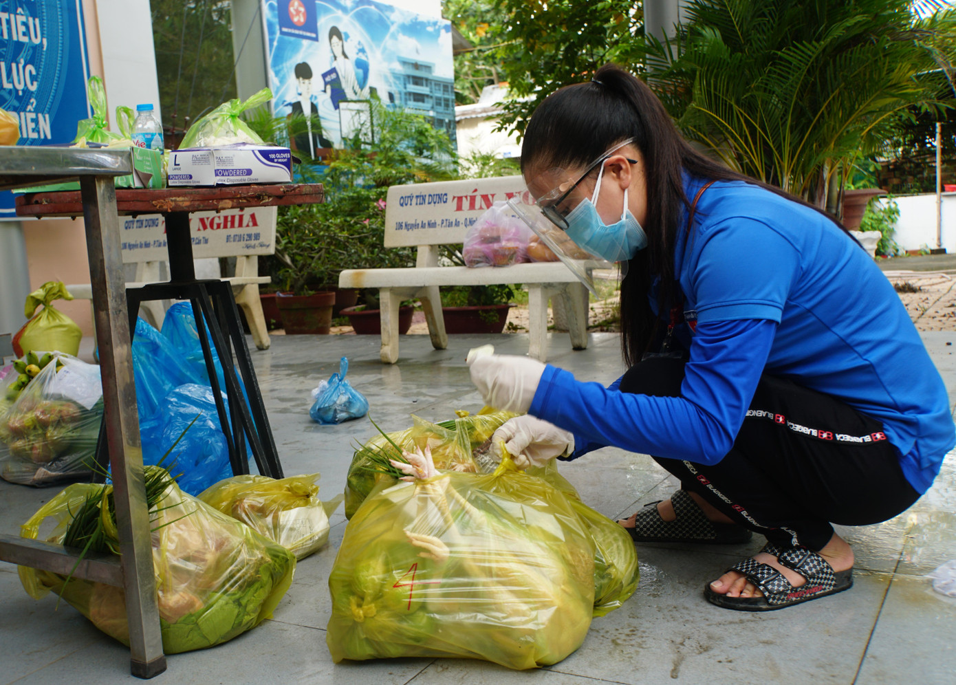 Sáng sớm cô Duyên vào UBND phường để chuẩn bị giao thực phẩm cho người dân. - Ảnh: Hòa Hội Sáng sớm cô Duyên vào UBND phường để chuẩn bị giao thực phẩm cho người dân. - Ảnh: Hòa Hội