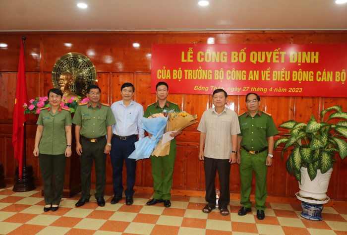 Chủ tịch UBND tỉnh Đồng Tháp Phạm Thiện Nghĩa (thứ 3 từ trái sang) và Ban Giám đốc Công an tỉnh Đồng Tháp chúc mừng Thượng tá Bùi Đức Tài. Ảnh: PV