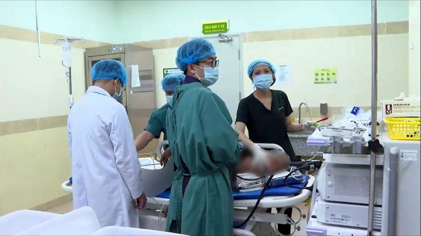 Bác sĩ điều trị cho bệnh nhân. Bác sĩ điều trị cho bệnh nhân.