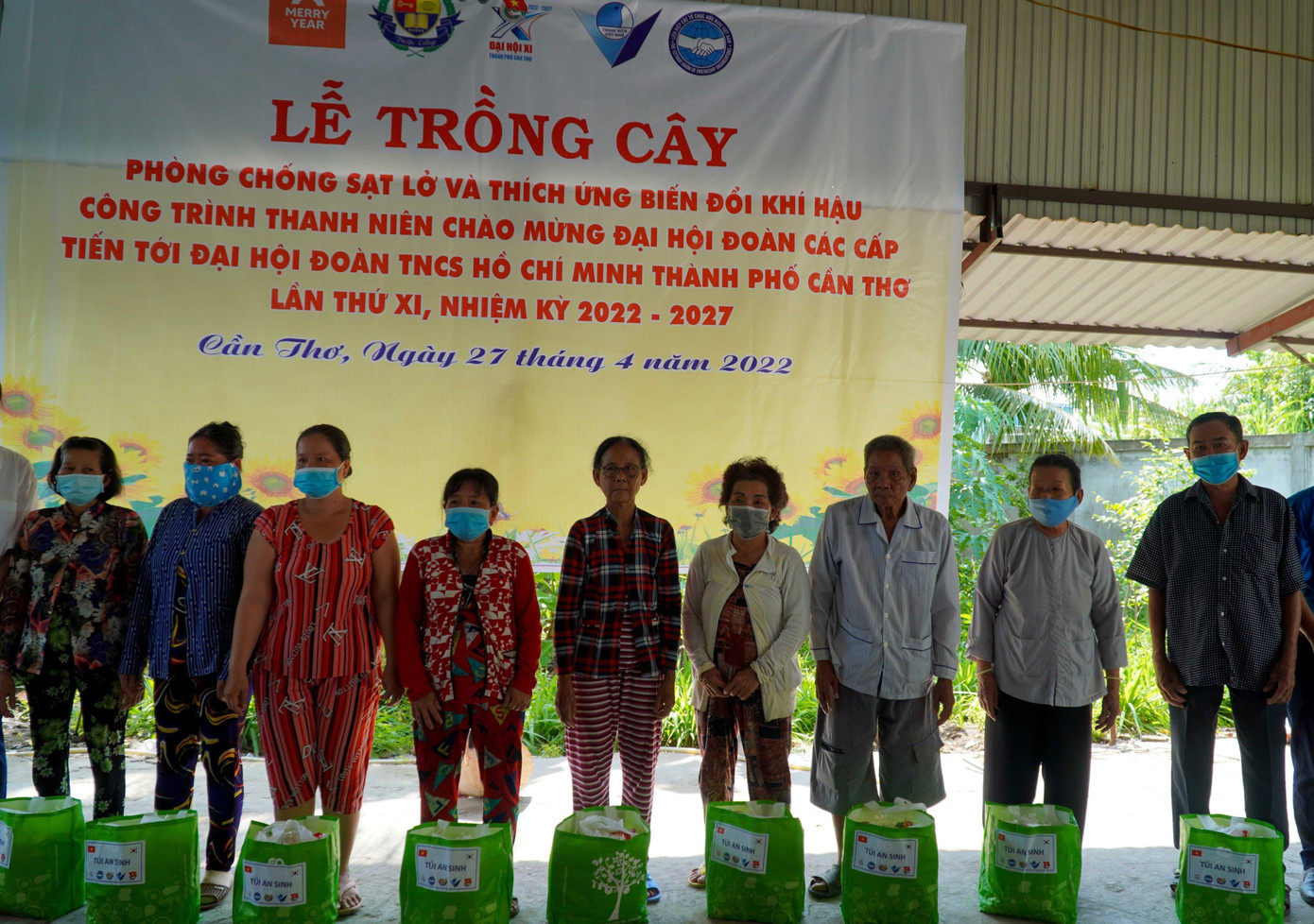 Tặng quà cho người dân quận Ô Môn