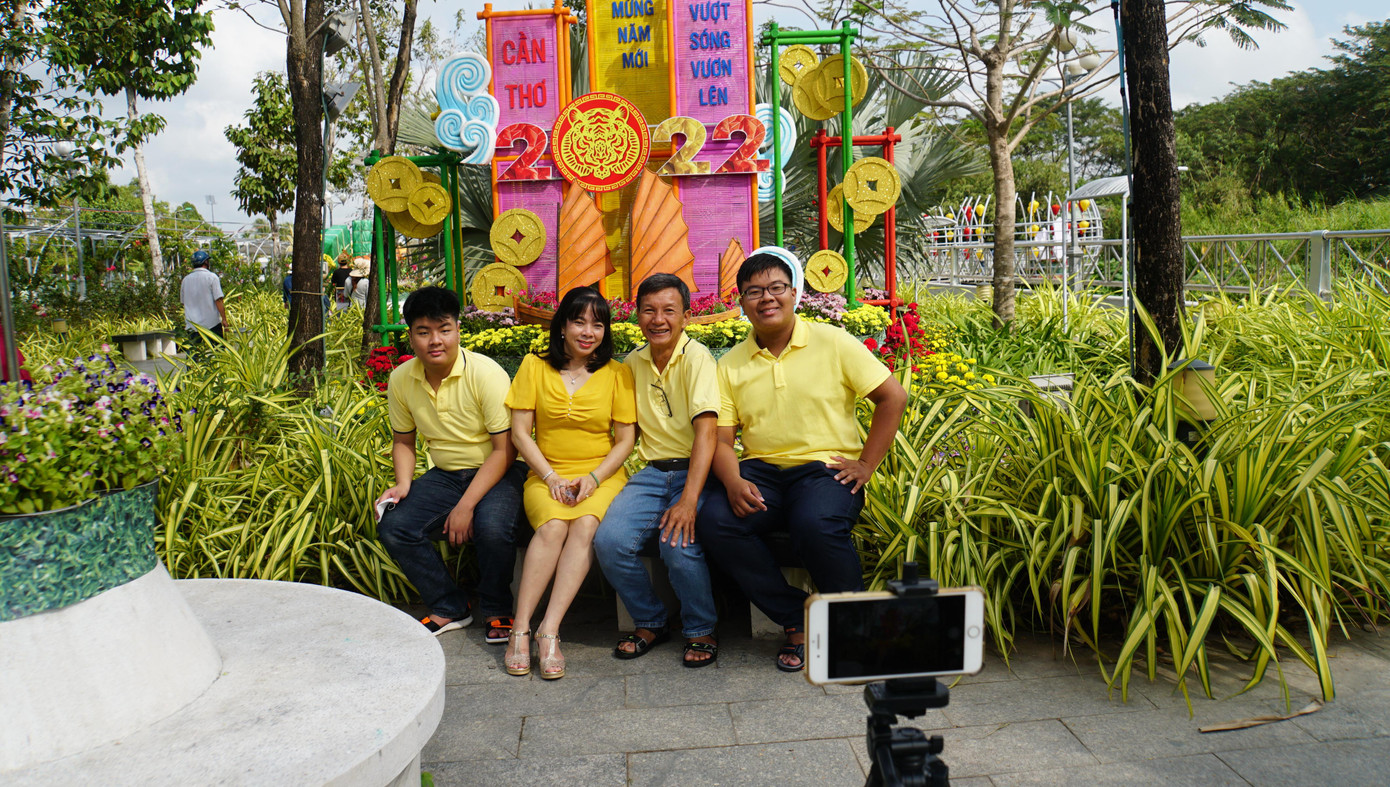 Gia đình chụp ảnh làm kỷ niệm. - Ảnh: Hòa Hội