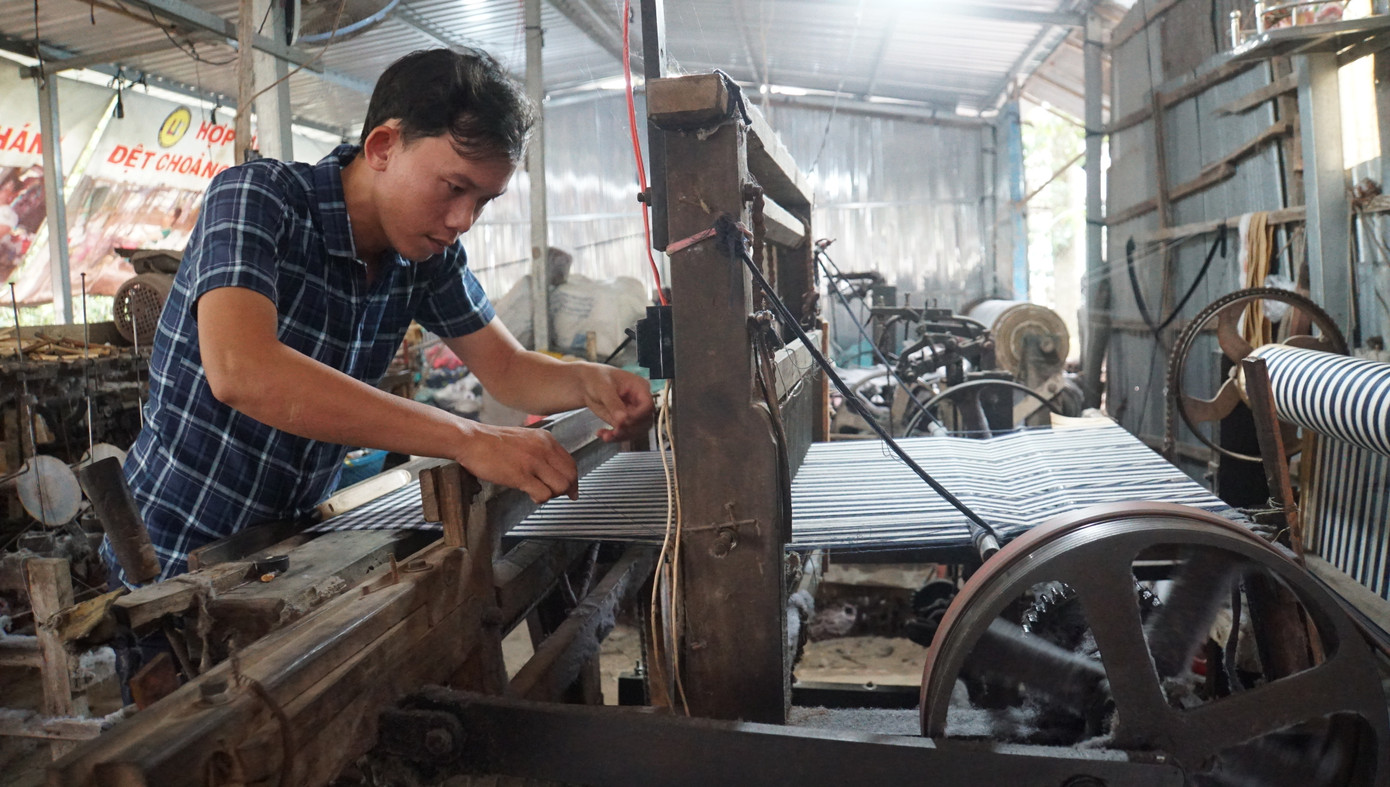 Người dân làng nghề dệt khăn rằn Long Khánh A. Ảnh: Hòa Hội. Người dân làng nghề dệt khăn rằn Long Khánh A. Ảnh: Hòa Hội.