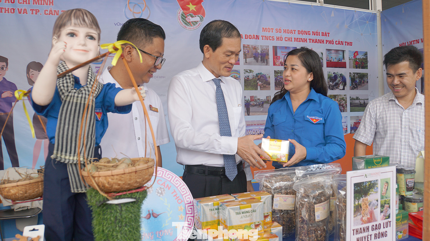 Gian hàng trưng bày sản phẩm của thanh niên khởi nghiệp Cần Thơ. Ảnh: Hòa Hội