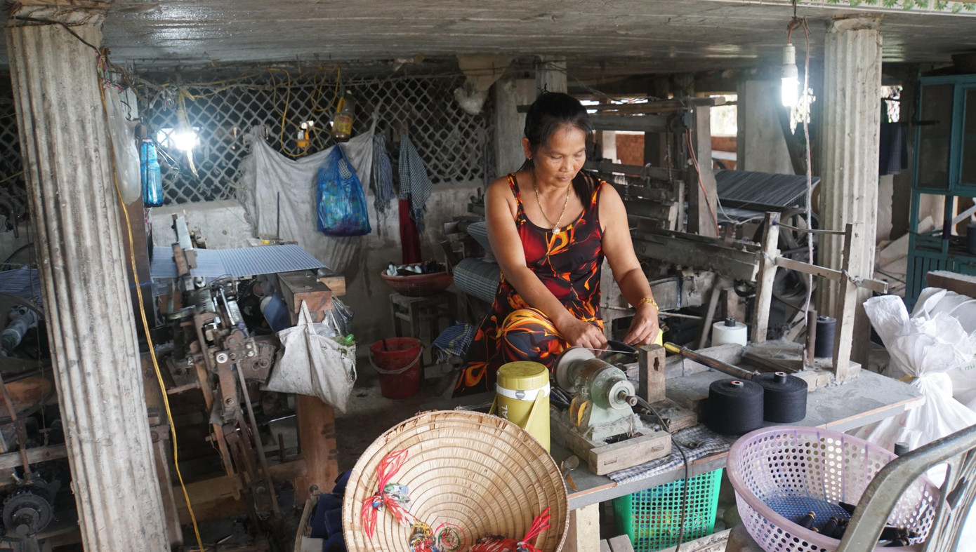 Người dân làng nghề làm khăn rằn phục vụ du lịch. Ảnh: Hòa Hội