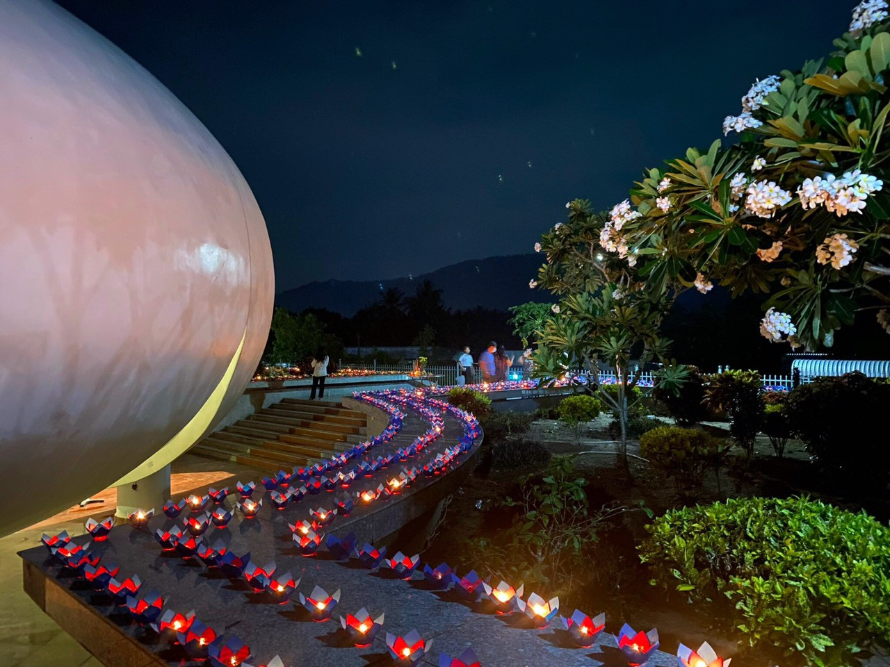 Thắp 3.157 ngọn nến để cầu siêu, cầu an cho những nạn nhân xấu số bị thảm sát tại Ba Chúc trong chiến tranh biên giới Tây Nam. Thắp 3.157 ngọn nến để cầu siêu, cầu an cho những nạn nhân xấu số bị thảm sát tại Ba Chúc trong chiến tranh biên giới Tây Nam.