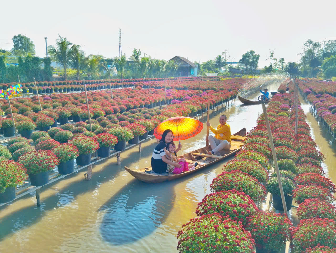 Du khách háo hức tham quan làng hoa Sa Đéc.