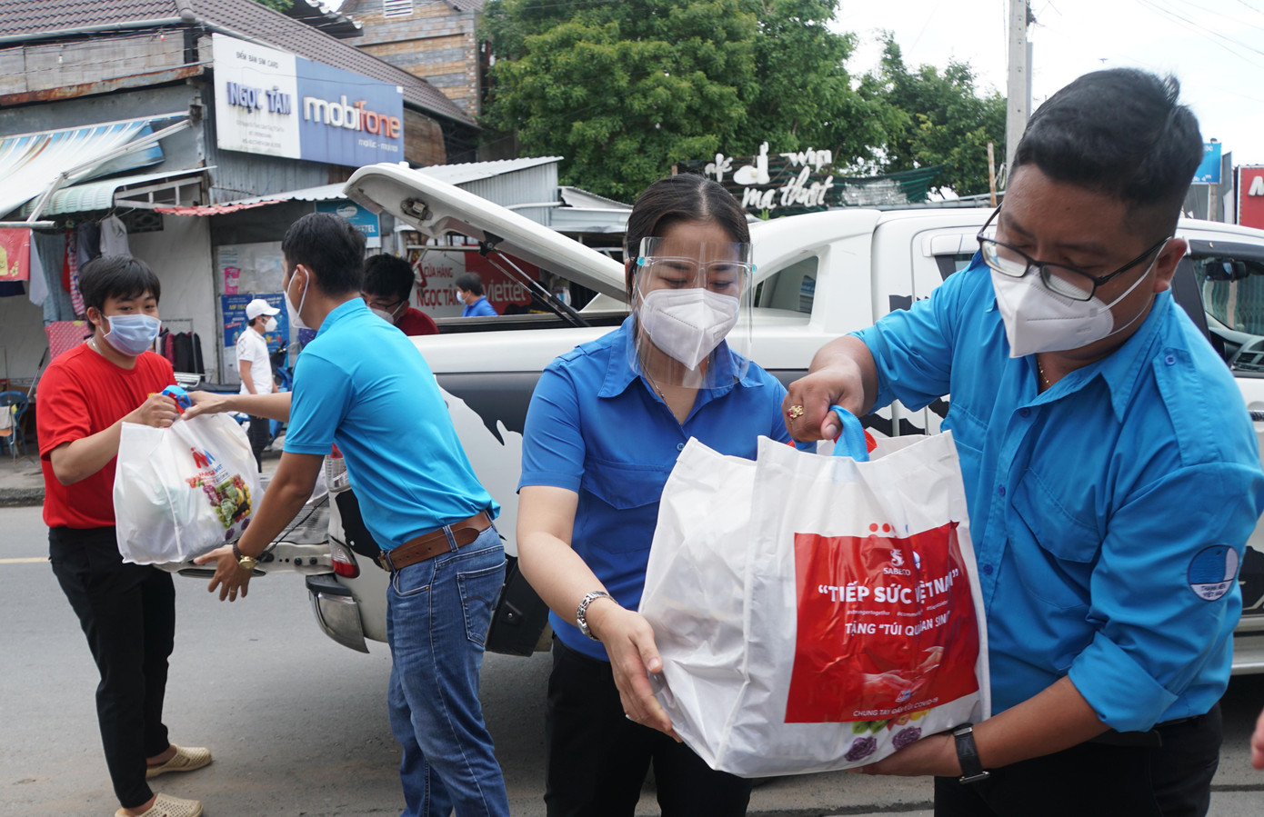 Chị Lư Thị Ngọc Anh mang quà trao tặng người dân trong khu phong tỏa tại quận Bình Thủy