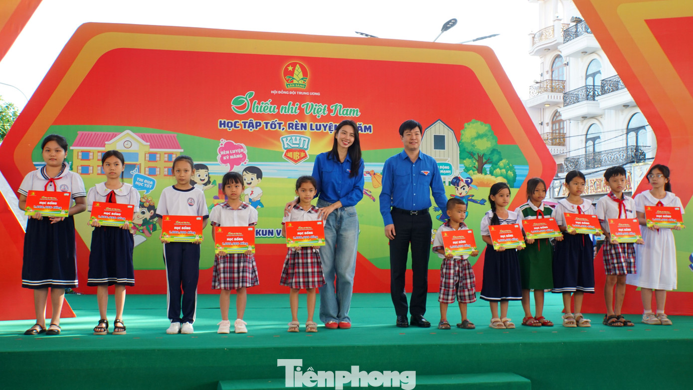 Anh Lê Hải Long - Trưởng ban Công tác Thiếu nhi Trung ương Đoàn, Phó Chủ tịch thường trực Hội đồng Đội Trung ương cùng Hoa hậu Hòa bình Quốc tế năm 2021 Nguyễn Thúc Thùy Tiên tặng quà cho học sinh. Ảnh: Hòa Hội Anh Lê Hải Long - Trưởng ban Công tác Thiếu nhi Trung ương Đoàn, Phó Chủ tịch thường trực Hội đồng Đội Trung ương cùng Hoa hậu Hòa bình Quốc tế năm 2021 Nguyễn Thúc Thùy Tiên tặng quà cho học sinh. Ảnh: Hòa Hội