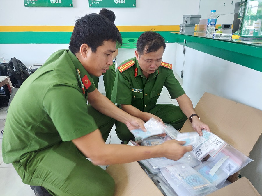 Lực lượng công an kiểm tra hành chính Công ty F88 tại Đồng Tháp. Ảnh: CAĐT