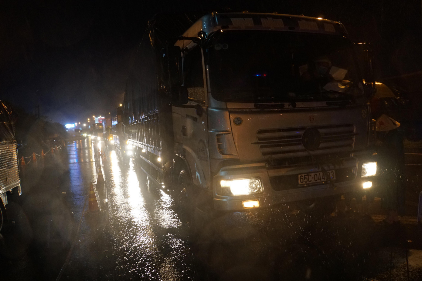 Bạn Khưu Kim Hoàng (trường Đại học Cần Thơ) lần đầu tham gia trực chốt kiểm dịch tại chốt ôtô. &quot;Với em đây là một kỉ niệm đáng nhớ trong tuổi trẻ của mình vì được tham gia tình nguyện, được góp sức mình vì lợi ích của cộng đồng&quot;, Kim Hoàng chia sẻ.