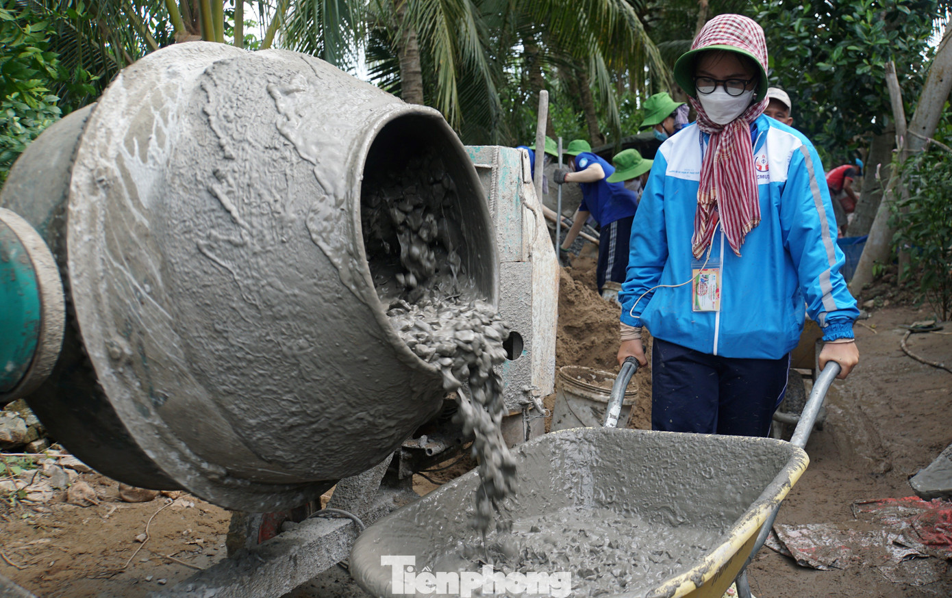 Bạn Lê Kim Ngân, Chỉ huy trưởng chiến dịch Mùa hè xanh Khoa kinh tế, Trường đại học Sư phạm kỹ thuật TP.HCM cùng các thành viên trong đội làm đường giao thông nông thôn giúp bà con.